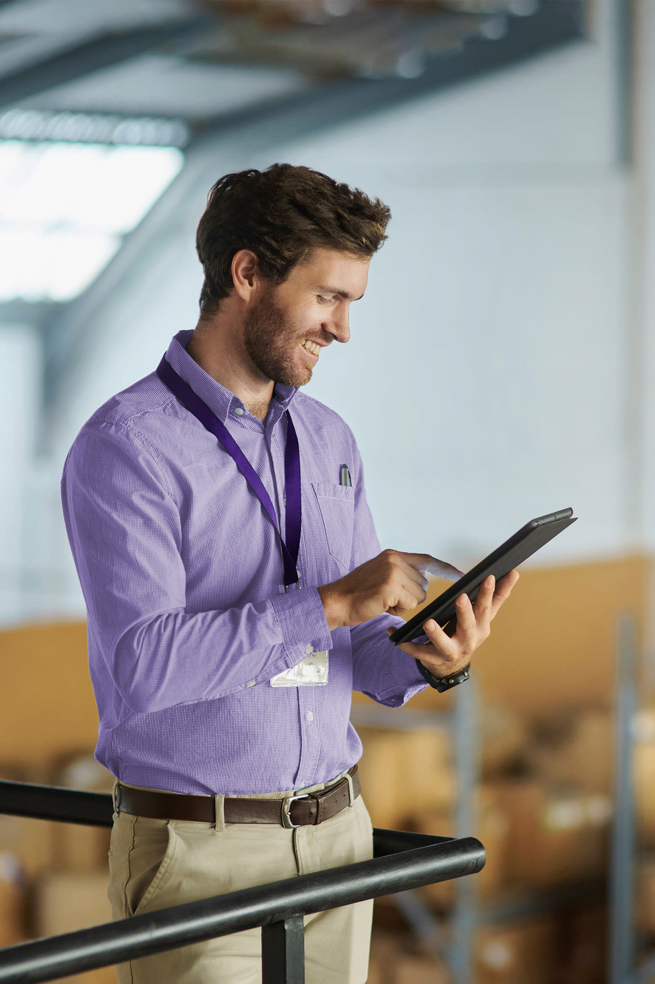 Zaposleni v skladišču uporablja tablični računalnik - digitalni procesi pri poslovanju s strankami v podjetju. Zaposleni v skladišču uporablja tablični računalnik - digitalni procesi pri poslovanju s strankami v podjetju.