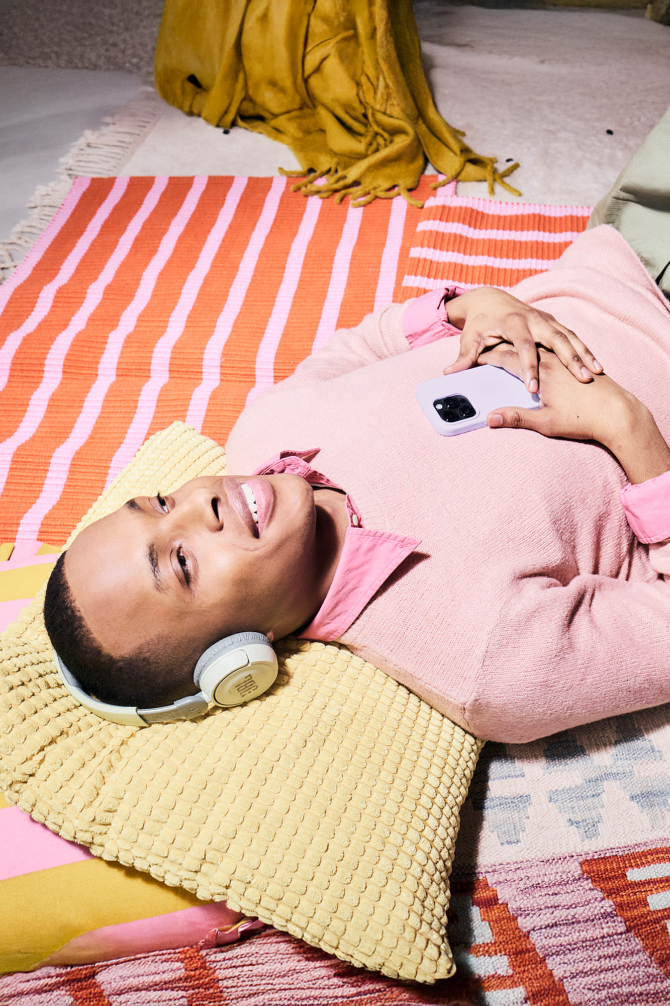 Mlada oseba s pametnim telefonom, ki leži na tleh - priročno vlaganje z BKS Bank's Komfort-Depot. Mlada oseba s pametnim telefonom, ki leži na tleh - priročno vlaganje z BKS Bank's Komfort-Depot.