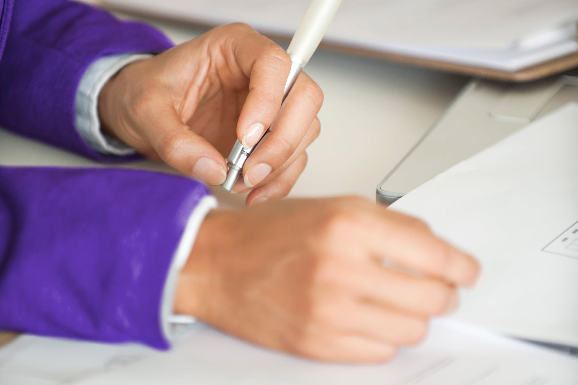 Roke s pisalom in papirjem - vrednostni papirji z banko BKS.