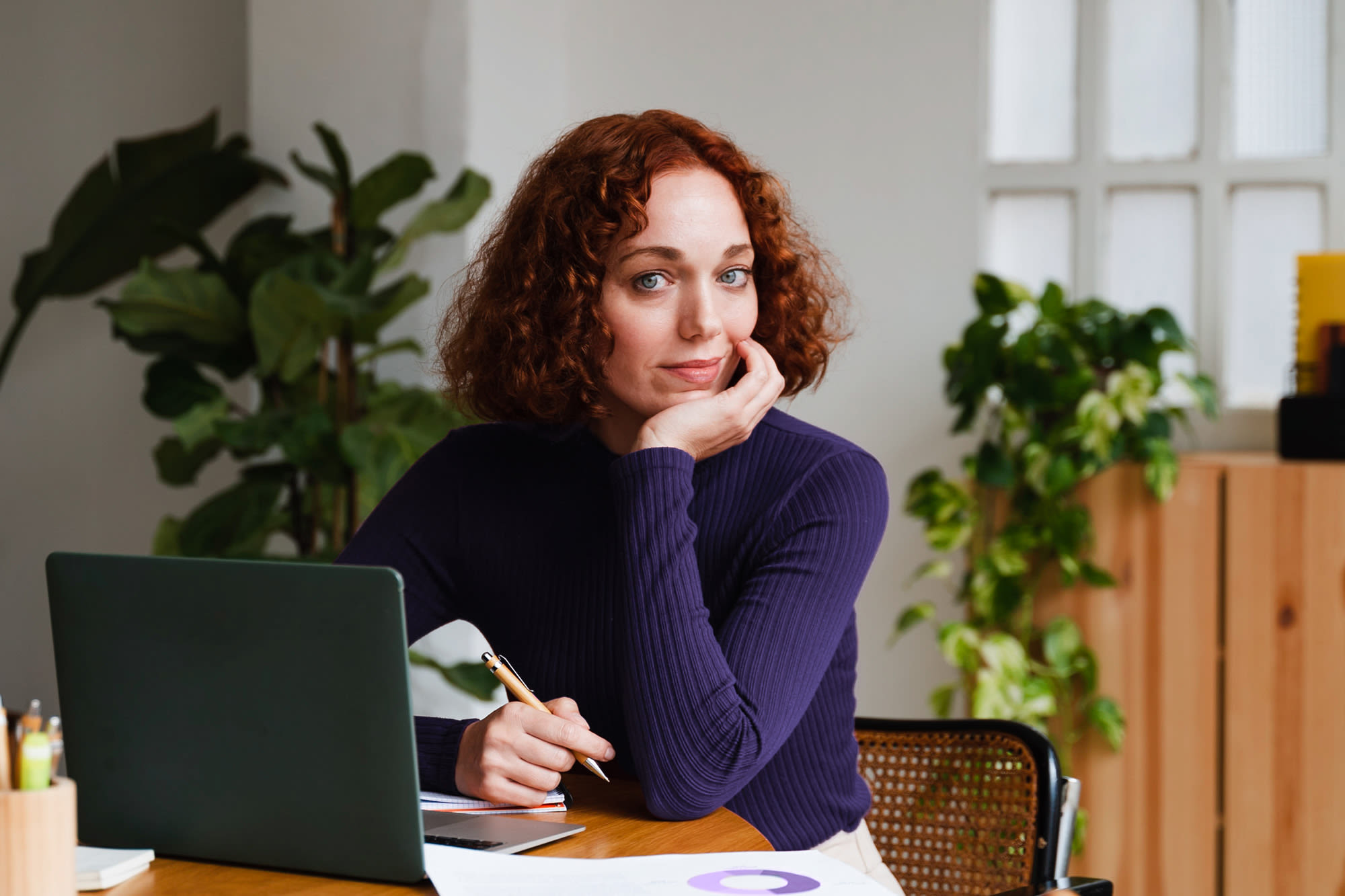 Svetovalni prizor v pisarni - upravljanje premoženja po meri v banki BKS.