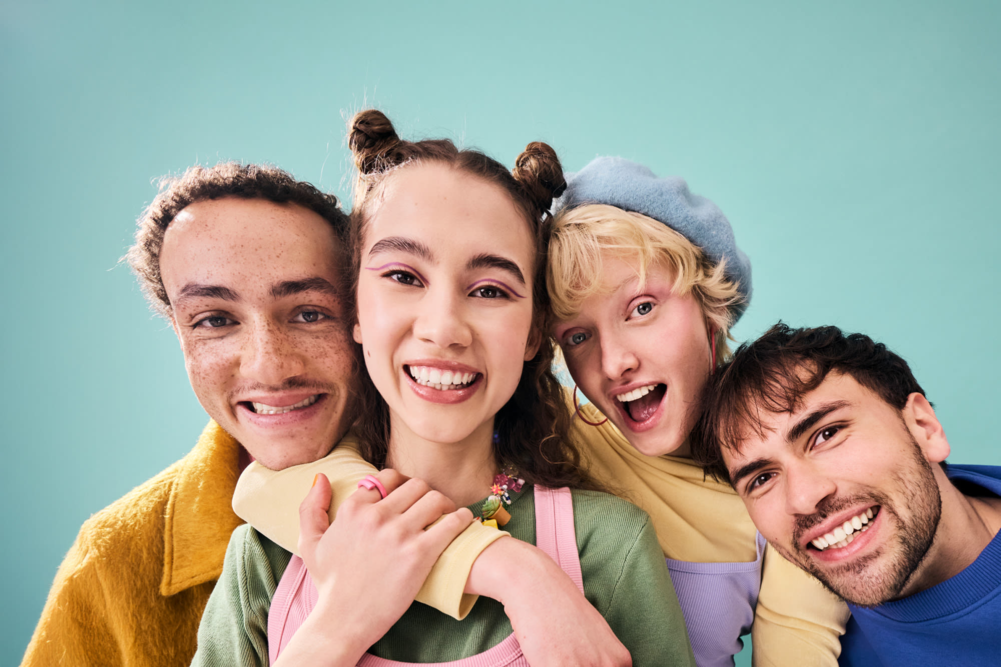 Štirje mladi stojijo skupaj in se smehljajo - račun za študente v banki BKS