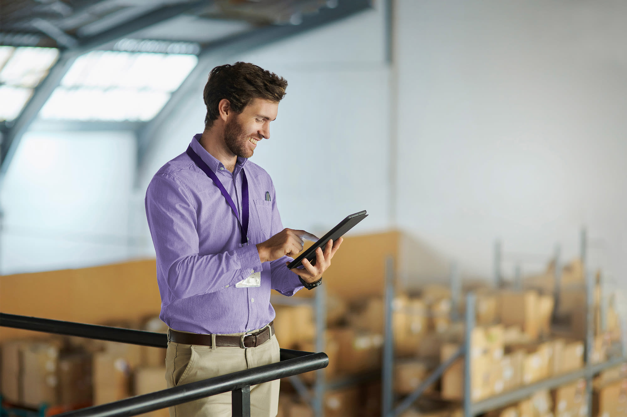Pracovník skladu používa tablet - digitálne procesy pri obchodovaní s firemnými zákazníkmi. Pracovník skladu používa tablet - digitálne procesy pri obchodovaní s firemnými zákazníkmi.