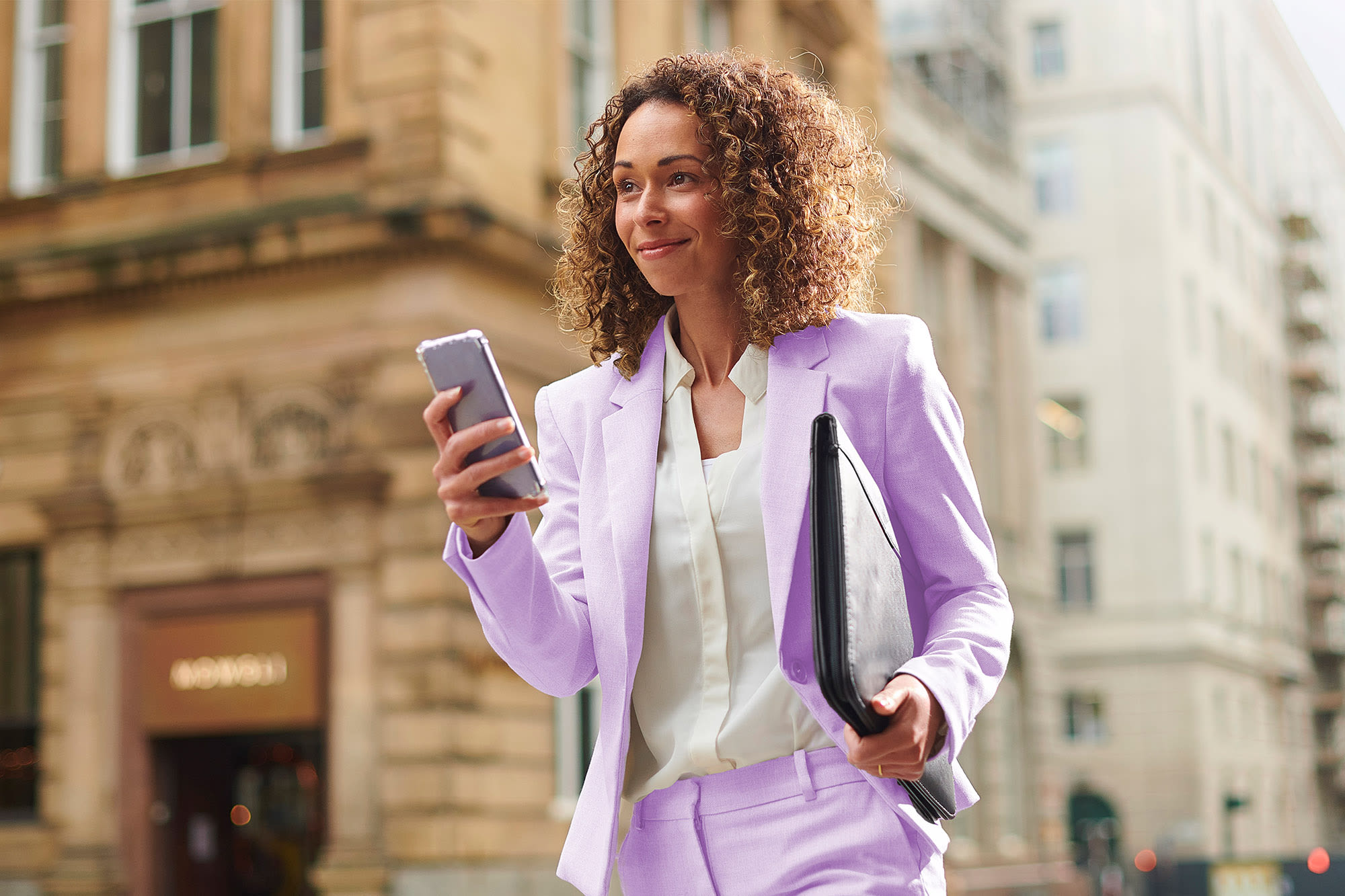 Pogovor dveh poslovnežev v sodobni sejni sobi. Pogovor dveh poslovnežev v sodobni sejni sobi.