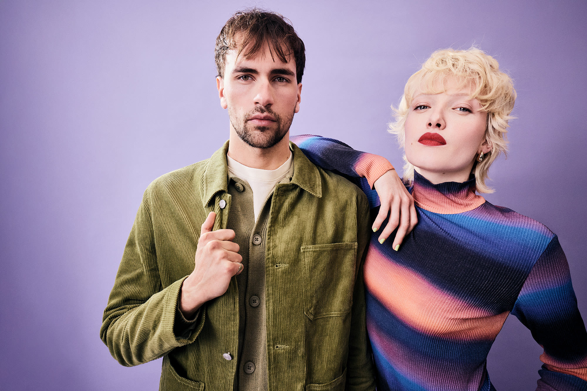 Dva mlada človeka na vijoličnem ozadju - dobrodošli v banki BKS. Dva mlada človeka na vijoličnem ozadju - dobrodošli v banki BKS.