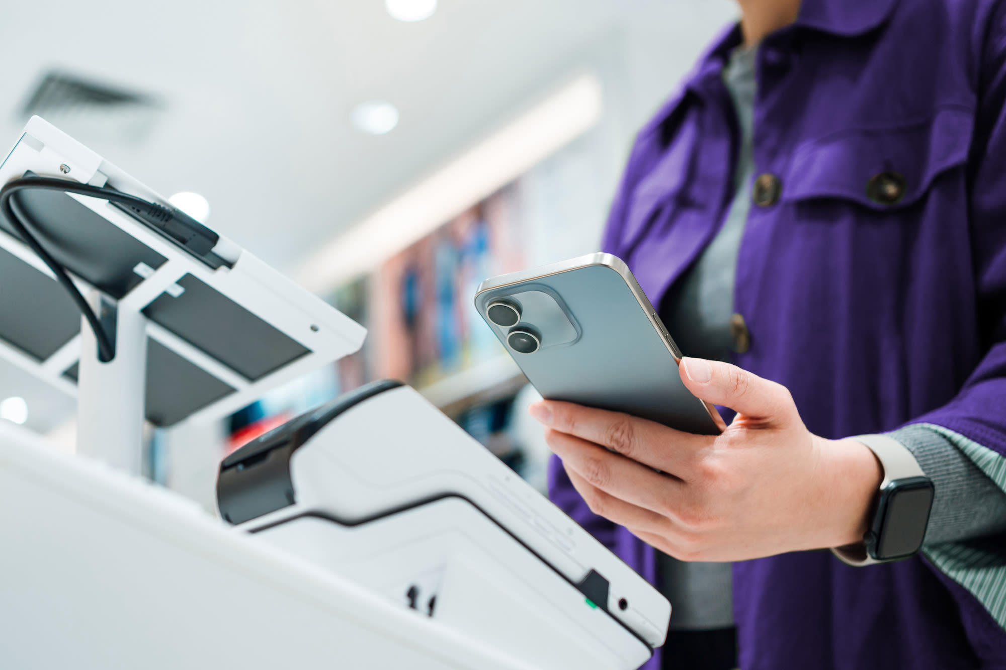 Stranka plačuje brezstično s pametnim telefonom. Stranka plačuje brezstično s pametnim telefonom.