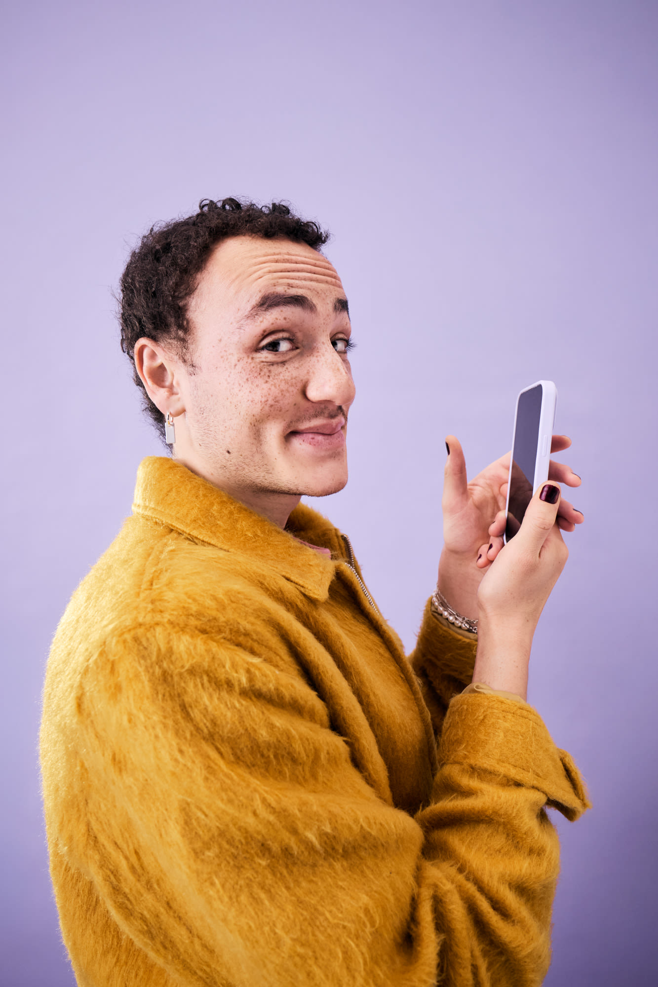 Mann sucht die Informationen auf seinem Handy – Was ist die Empfängerüberprüfung? Mann sucht die Informationen auf seinem Handy – Was ist die Empfängerüberprüfung?