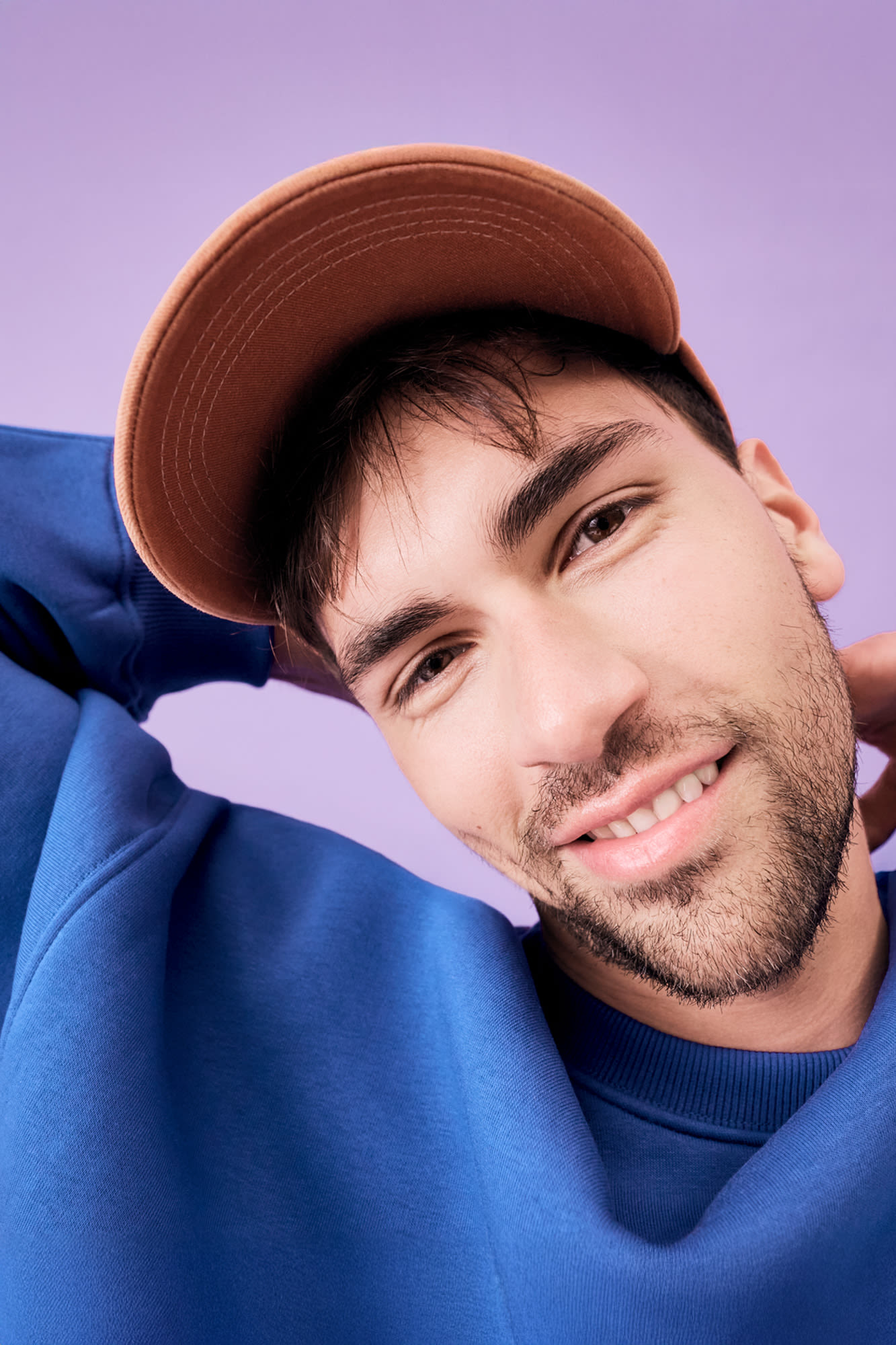 Moški z brado se smeje pred vijoličnim ozadjem - Moj denarni račun za sodobno finančno organizacijo.