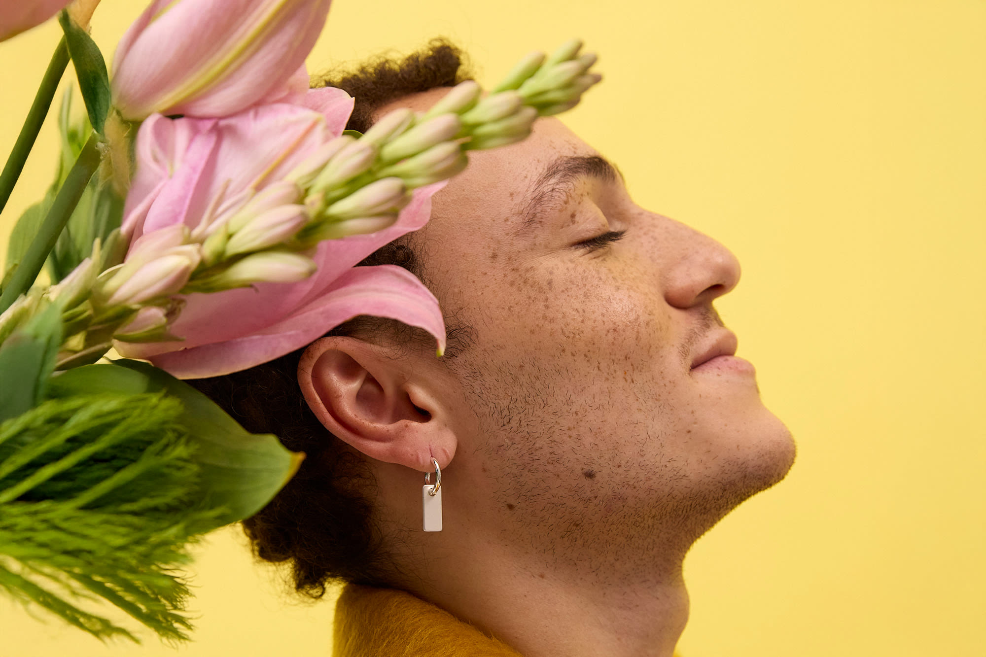 Moški obraz, ki ga prekriva cvetje. BKS Obveznice in zakladne menice. Moški obraz, ki ga prekriva cvetje. BKS Obveznice in zakladne menice.