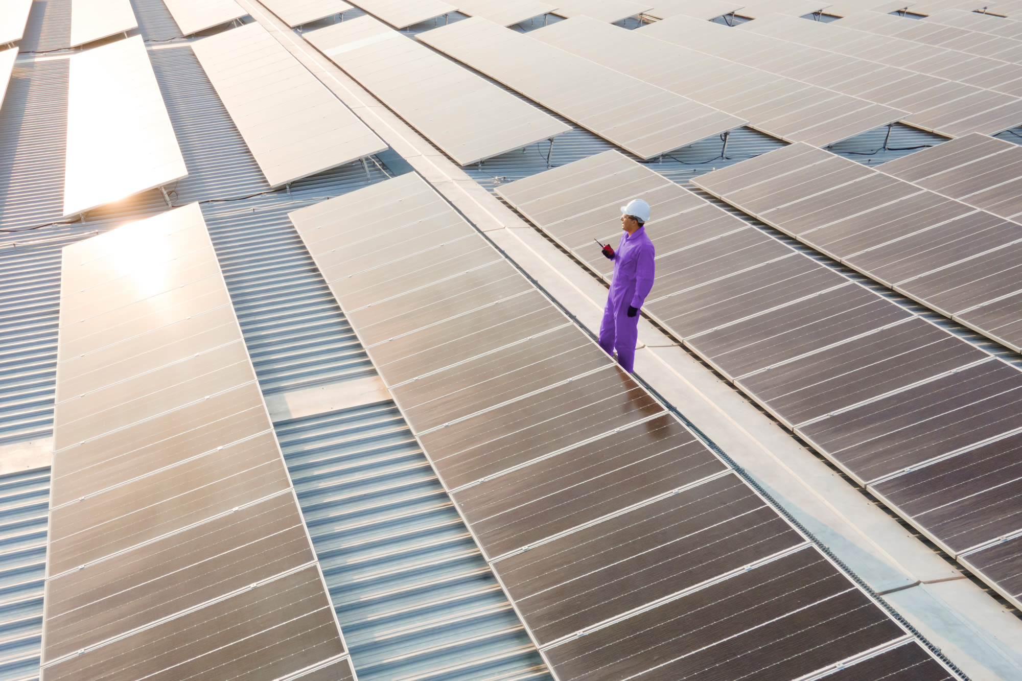 Tehnik na solarnem sistemu - Banka BKS podpira projekte trajnostne energije s subvencioniranim svetovanjem. Tehnik na solarnem sistemu - Banka BKS podpira projekte trajnostne energije s subvencioniranim svetovanjem.