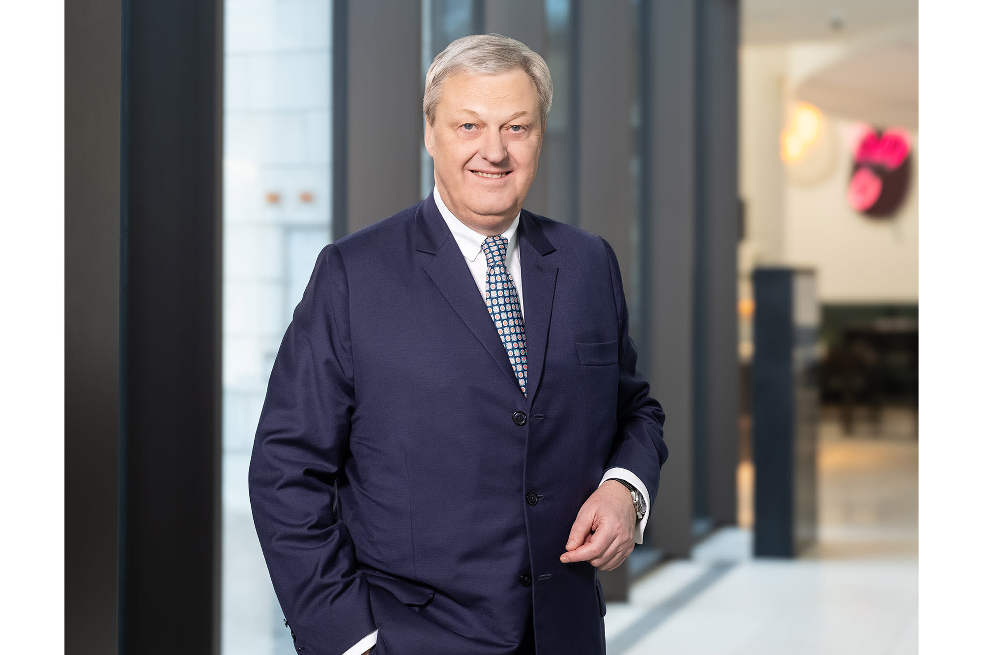 Vorstand der BKS Bank mit selbstbewusster Körpersprache.