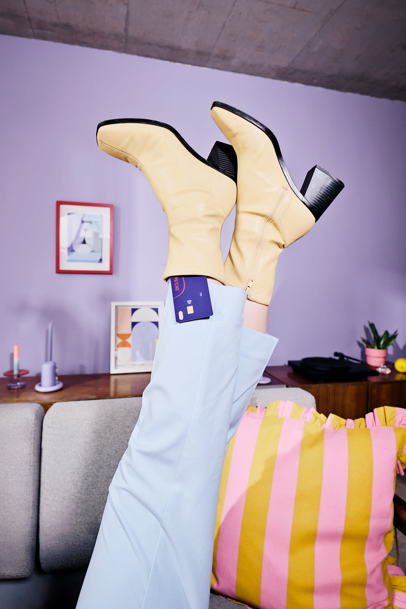 Vijolična kreditna kartica v rumenih škornjih - Kreditne kartice pri BKS Bank Vijolična kreditna kartica v rumenih škornjih - Kreditne kartice pri BKS Bank