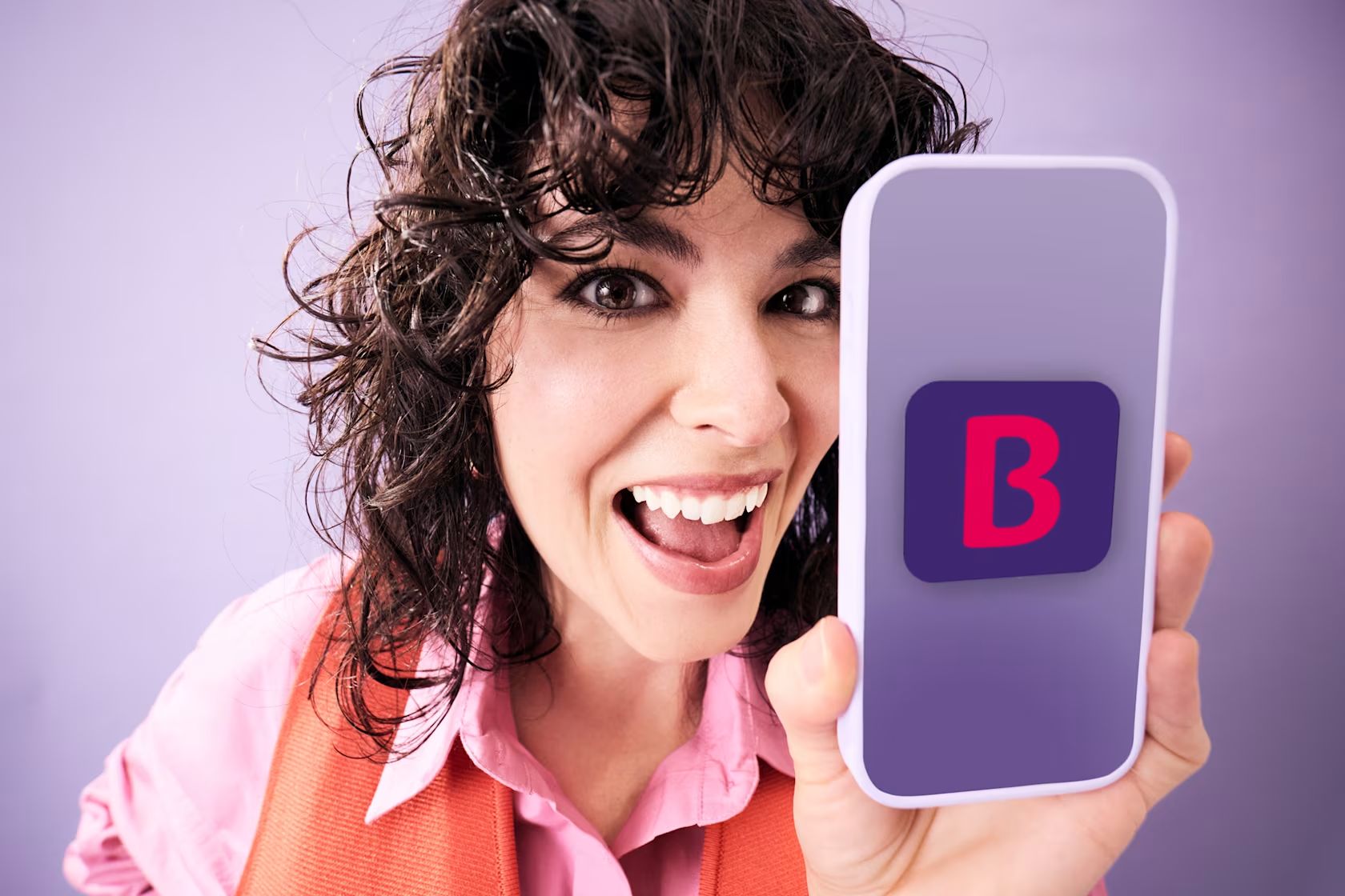 Ženska kaže pametni telefon z BKS App – BKS Bank