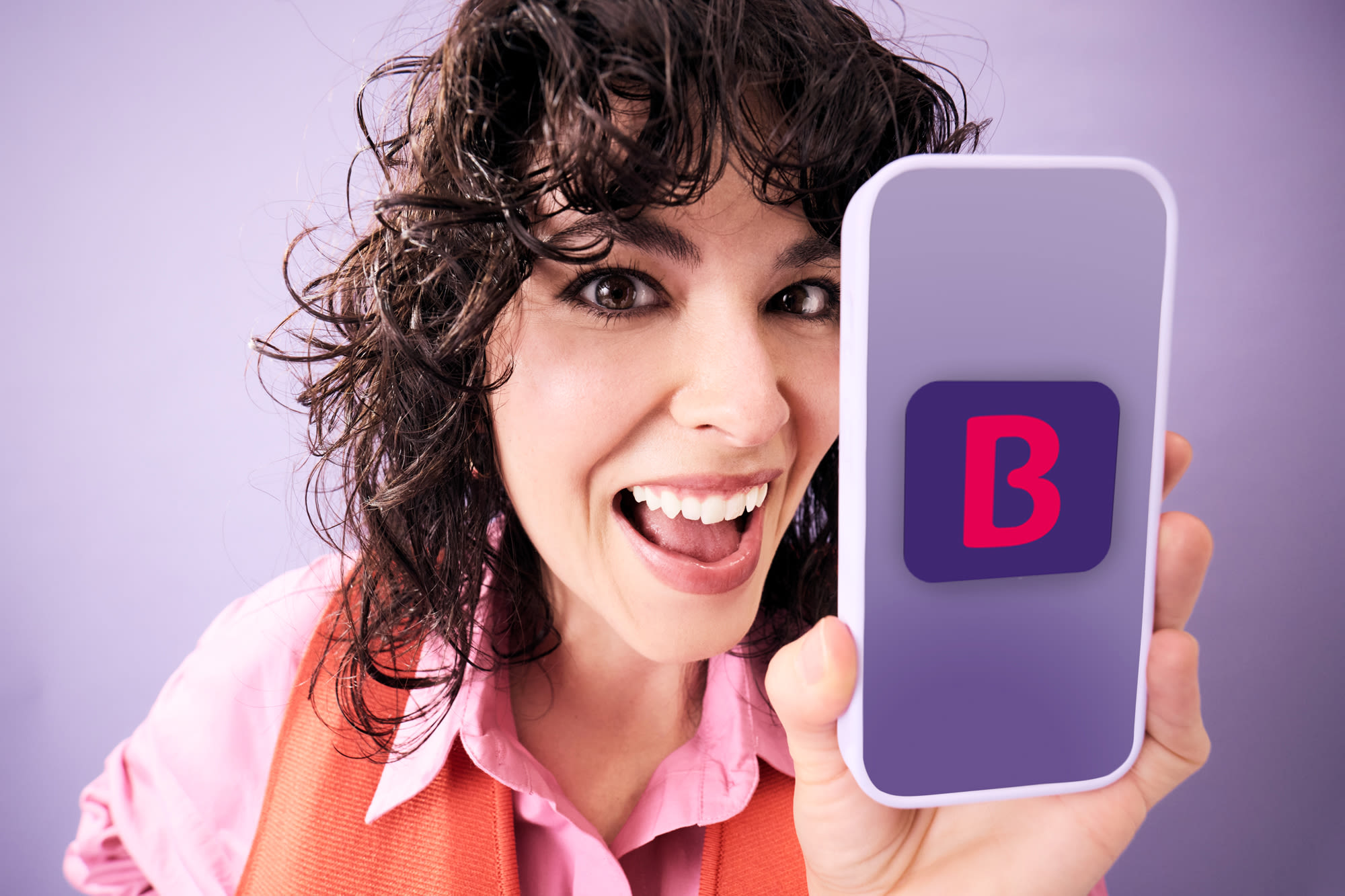 Ženska pokaže pametni telefon z aplikacijo BKS – BKS Bank Ženska pokaže pametni telefon z aplikacijo BKS – BKS Bank