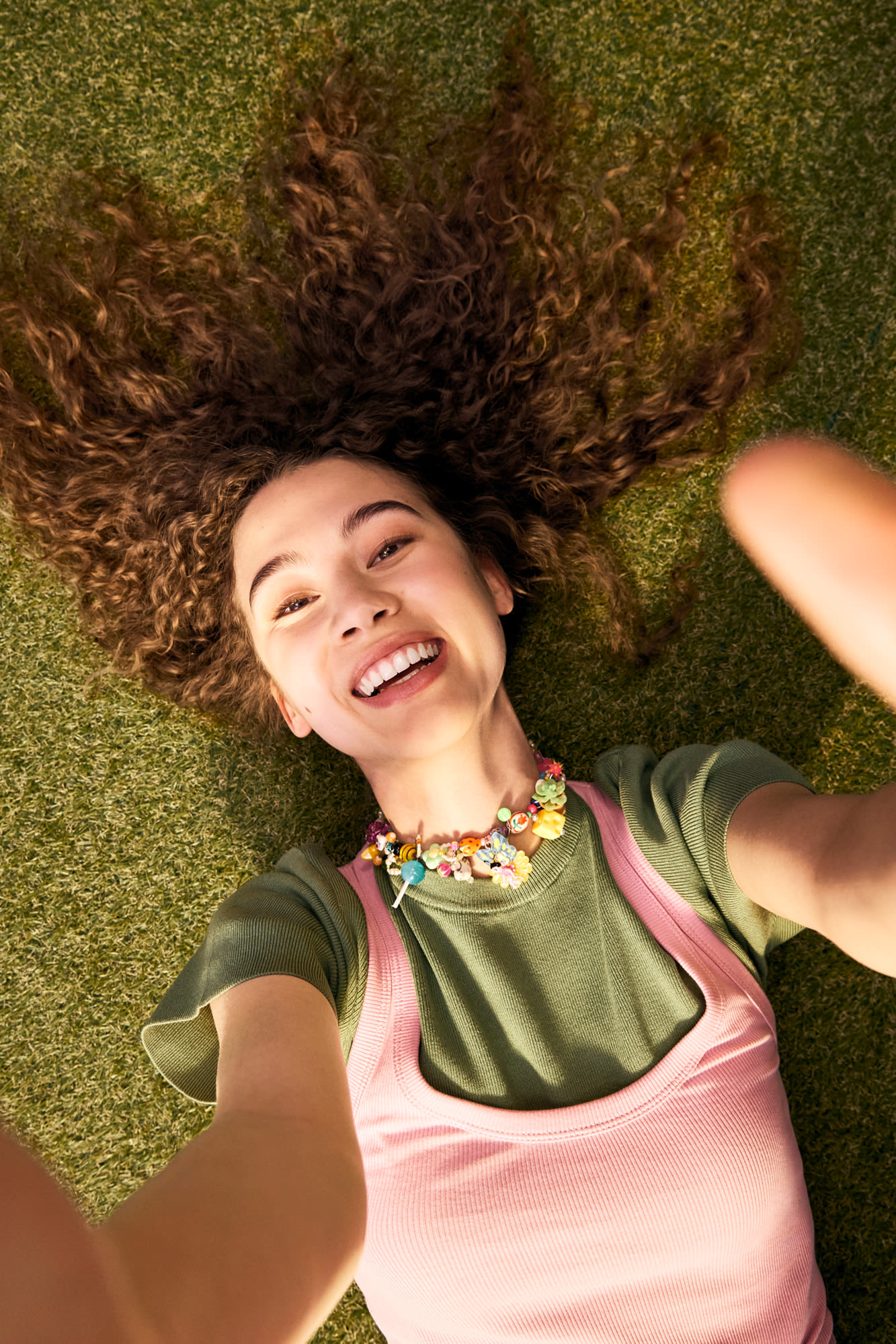 Dekle z nasmehom iztegne roke - trajnostno življenje z navdušenjem v banki BKS.