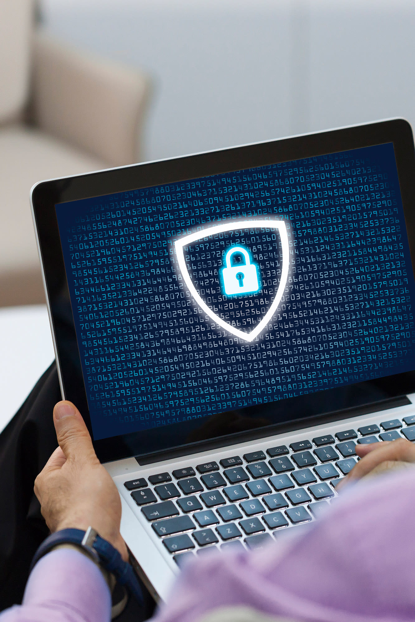 Prenosni računalnik s simbolom za zaščito podatkov - varna obdelava podatkov v banki BKS.