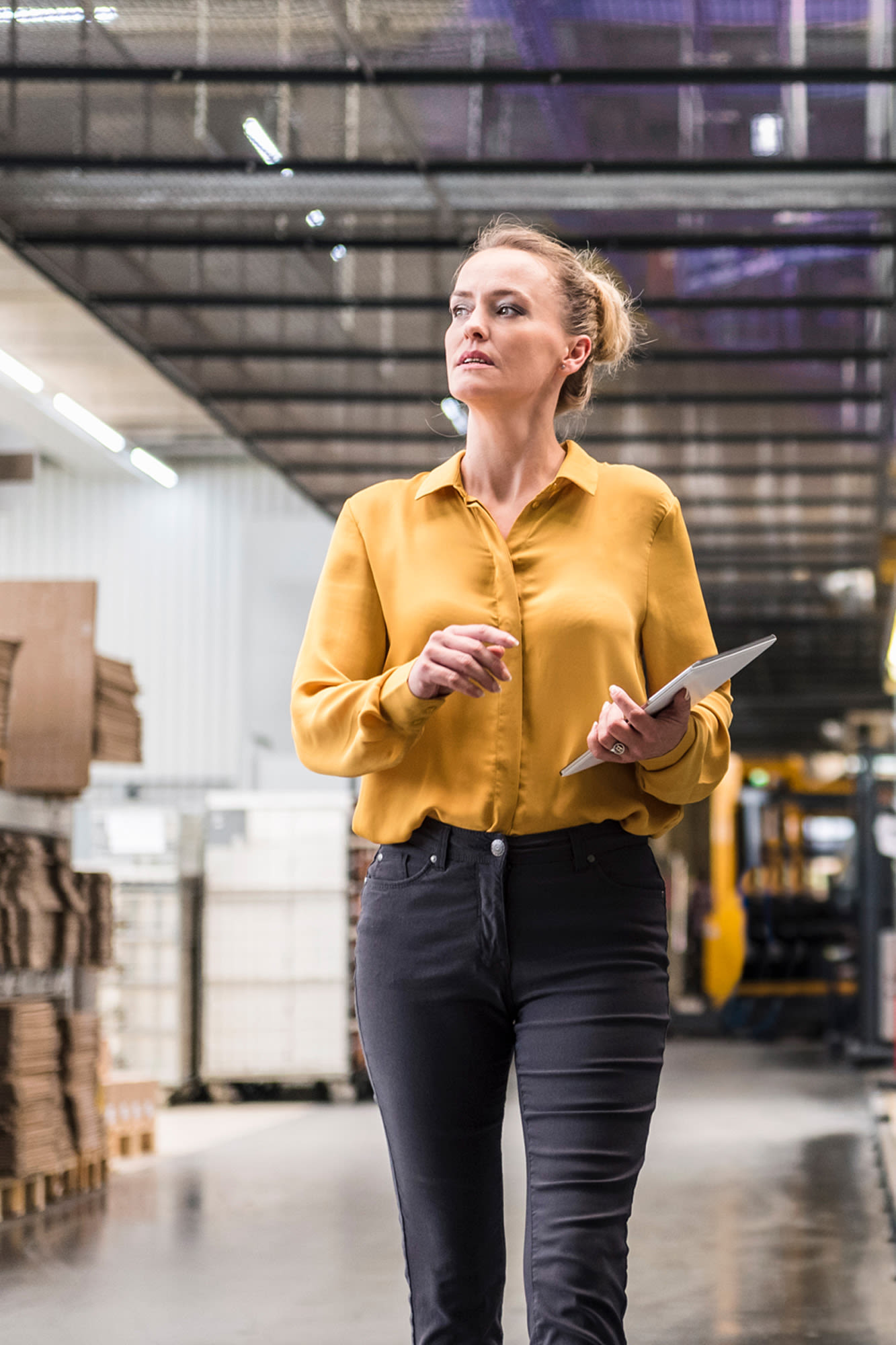 Ženska s tabličnim računalnikom v sodobnem skladišču - financiranje naložb za podjetja pri BKS Bank. Ženska s tabličnim računalnikom v sodobnem skladišču - financiranje naložb za podjetja pri BKS Bank.