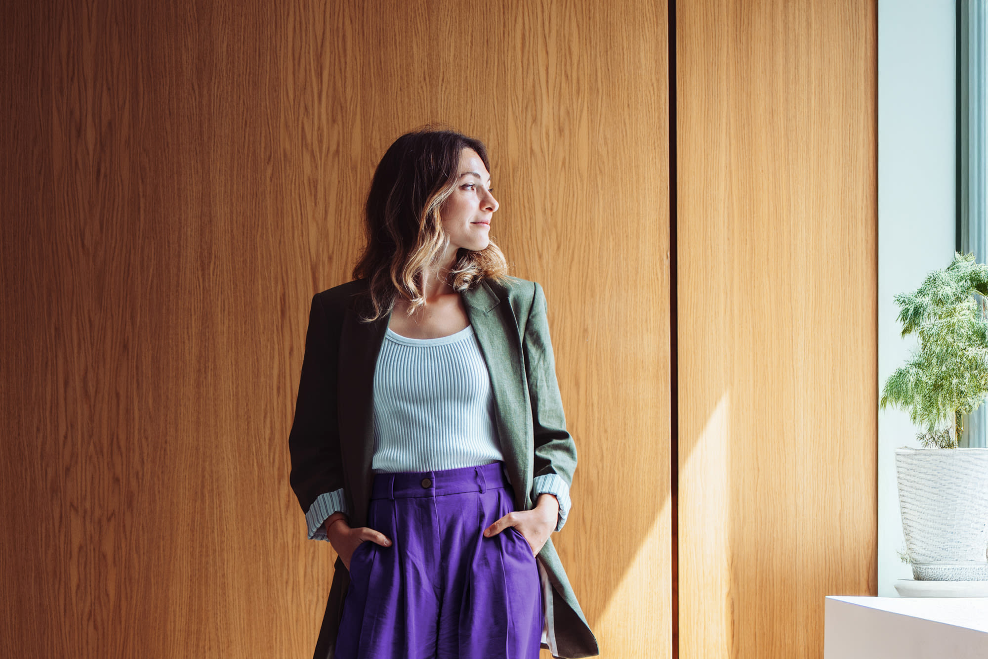 Mlada ženska gleda skozi okno - Zavarovanje in pokojninsko zavarovanje pri BKS Bank