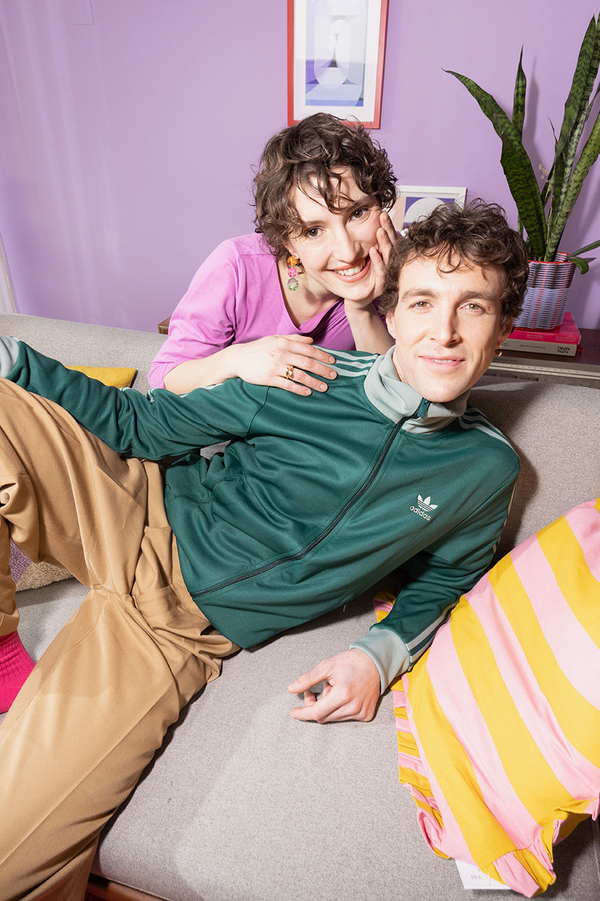 Par skupaj leži na kavču - stanovanjsko posojilo pri BKS Bank