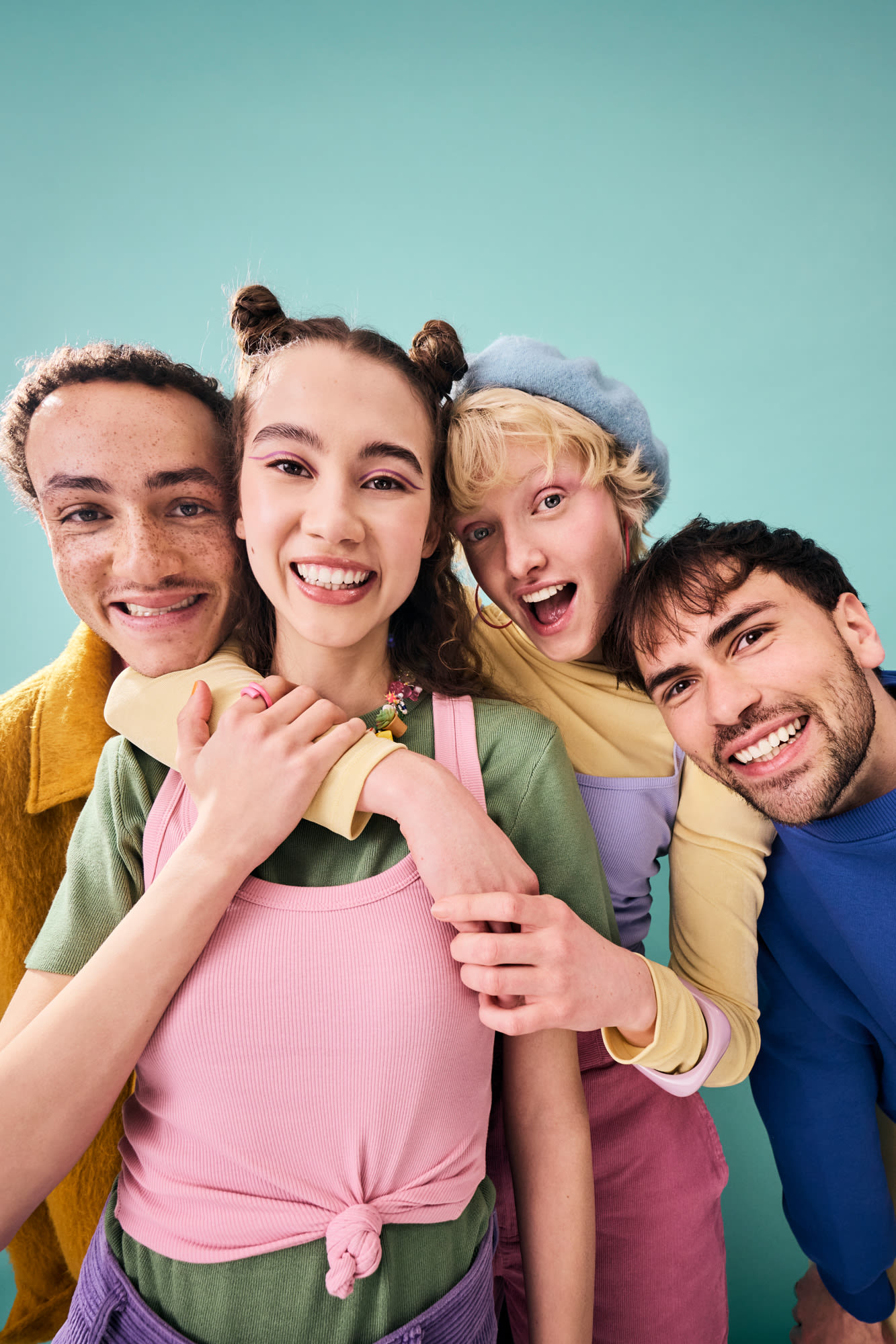 Štirje mladi stojijo skupaj in se smehljajo - račun za študente v banki BKS