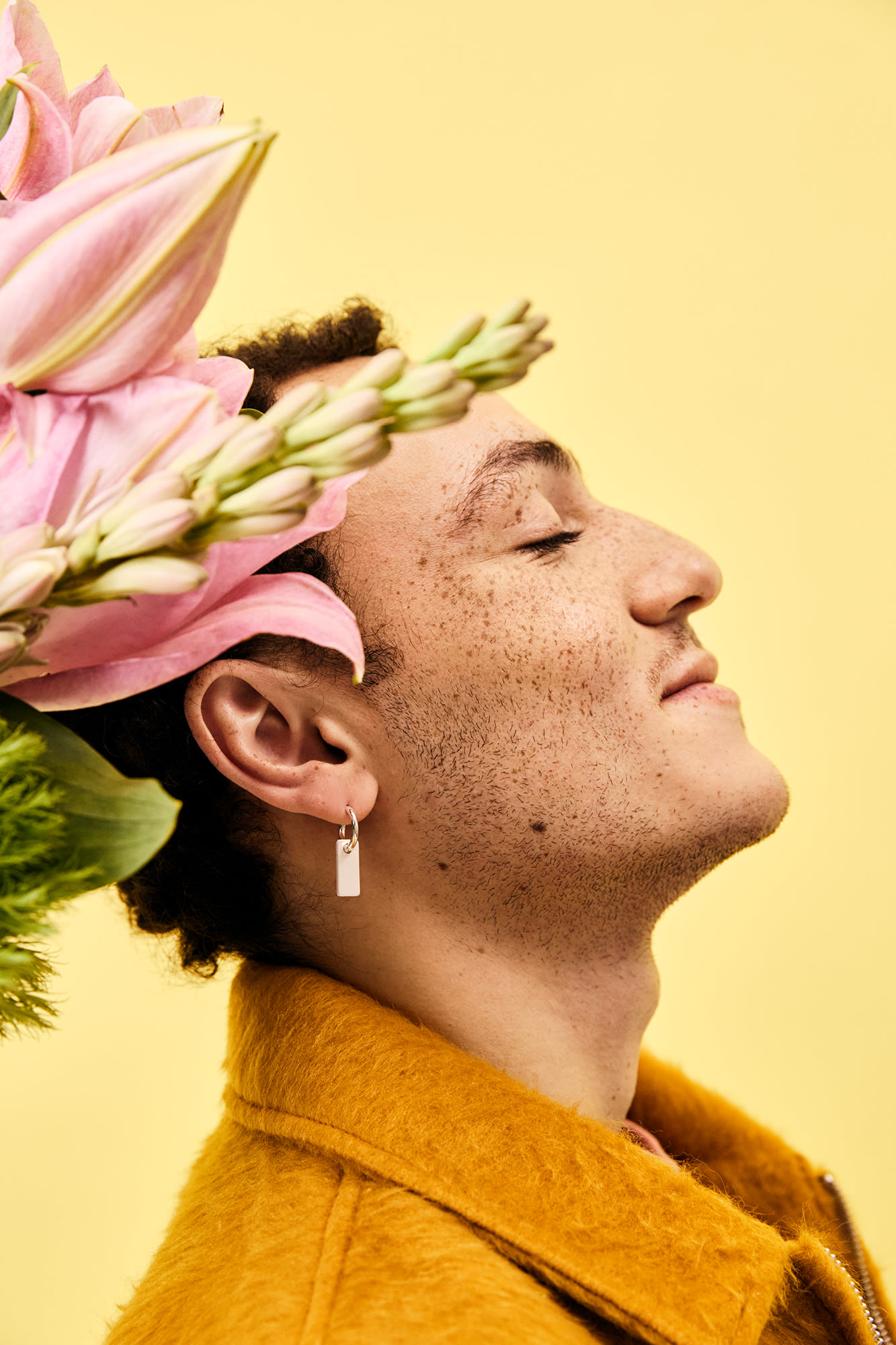 Moški obraz, ki ga prekriva cvetje. BKS Obveznice in zakladne menice. Moški obraz, ki ga prekriva cvetje. BKS Obveznice in zakladne menice.