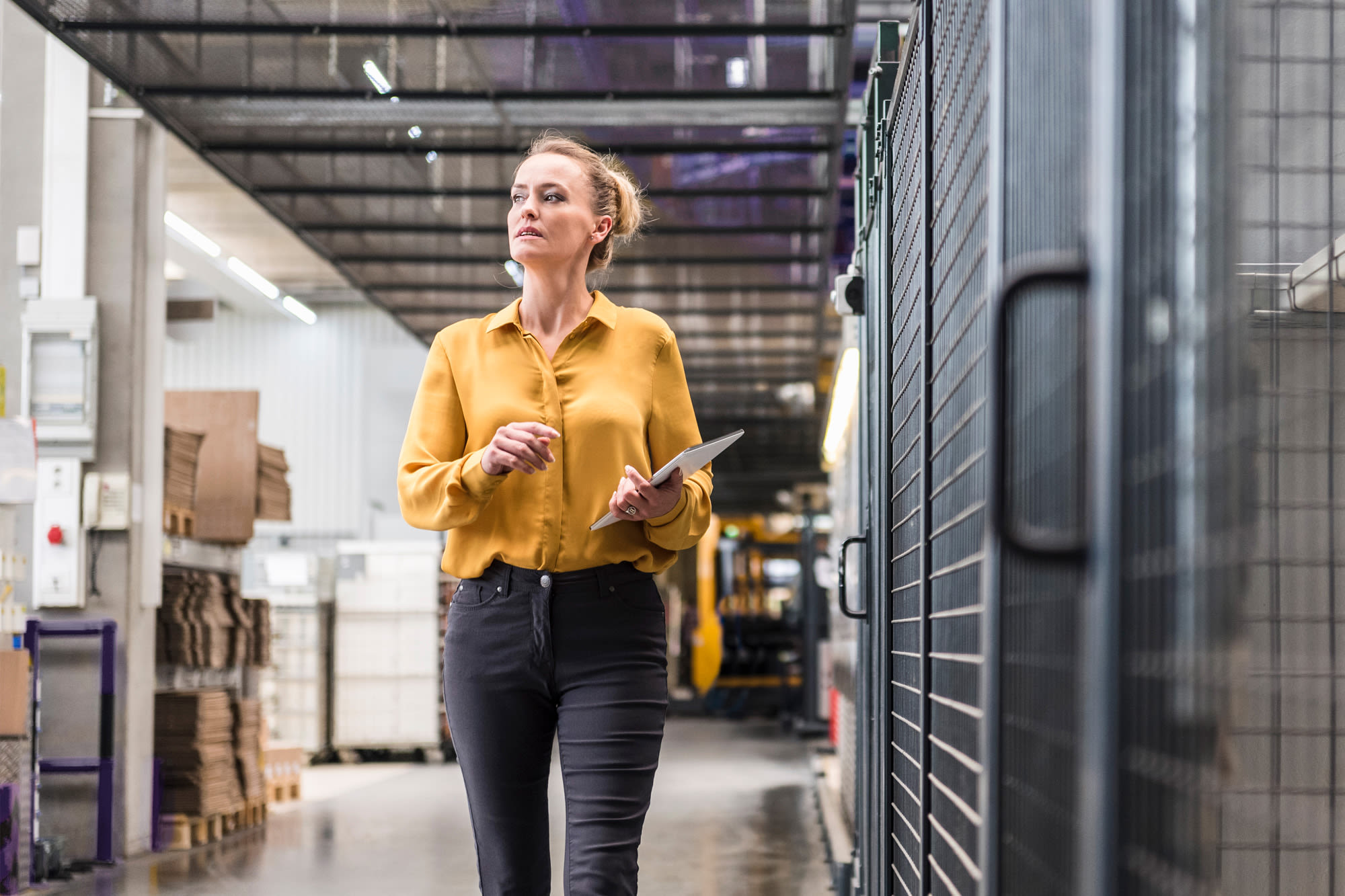 Ženska s tabličnim računalnikom v sodobnem skladišču - financiranje naložb za podjetja pri BKS Bank. Ženska s tabličnim računalnikom v sodobnem skladišču - financiranje naložb za podjetja pri BKS Bank.
